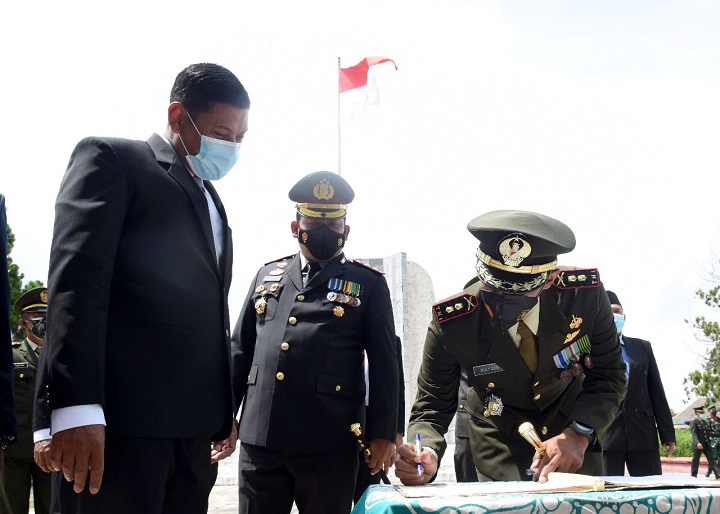 Wali Kota Kediri Abdullah Abu Bakar berziarah dan tabur bunga di Taman Makam Pahlawan