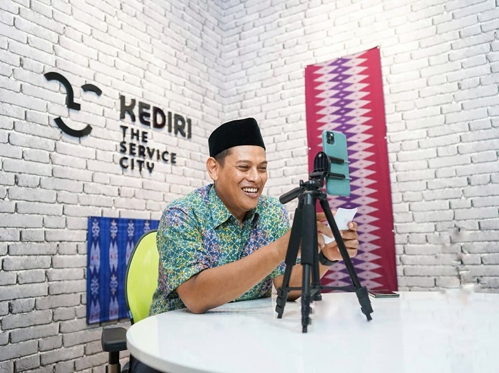 Wali Kota Kediri Abdullah Abu Bakar menjadi salah satu narasumber Ngaji di Instagram