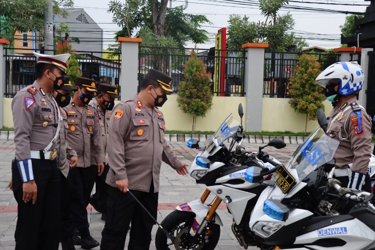 Kapolres AKBP Mochamad Nur Azis didampingi Kasatlantas AKP Engkos Sarkosi saat menginspeksi anggota satlantas yang akan diterjunkan pada Operasi Zebra Semeru 2021. SP
