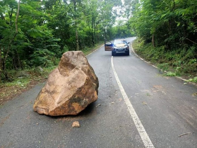 Batu besar berdiamater 120 sentimeter tiba-tiba longsor di tengah jalan alternatif Cangar-Batu, Sabtu (20/11/2021).  SP/Dwy AS