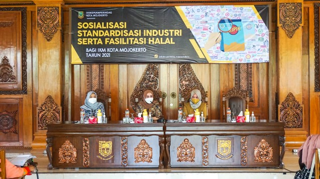 Kepala Dinas Koperasi, UKM, Perindustrian dan Perdagangan (Diskopukmperindag) Kota Mojokerto, Ani Wijaya pada Kegiatan Sosialisasi Standardisasi Industri dan Fasilitasi Halal bagi IKM di Sabha Mandala Tama, Pemkot Mojokerto, Senin (22/11/2021) pagi. SP/Dw