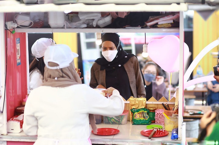 Ketua TP PKK Kota Kediri, Ferry Silviana (tengah) saat menjadi juri Lomba Masak pada Festival Street Food Explorasa