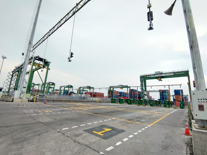 Suasana bongkar muat di Terminal Teluk Lamong . SP/SAMMY MANTOLAS