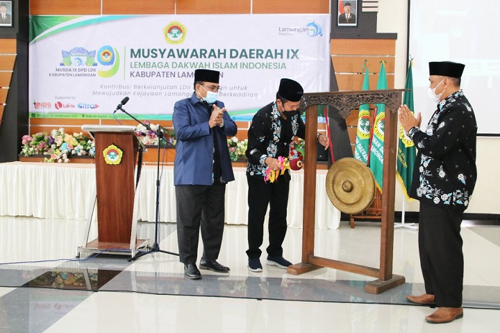 Bupati Yuhronur Efendi saat memukul gong menandai dibukanya Musda DPD LDII Lamongan. SP/MUHAJIRIN KASRUN