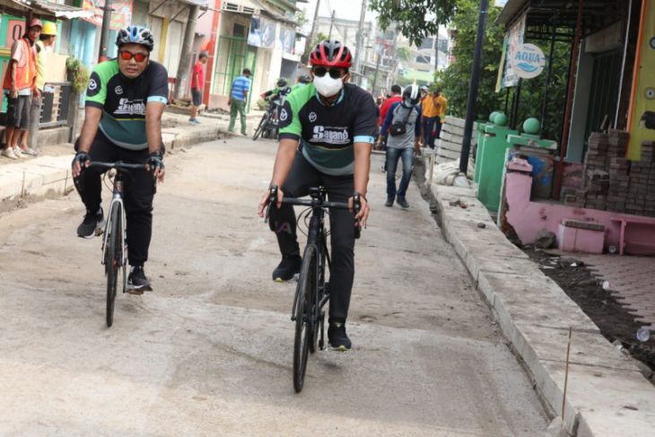 Bupati Sidoarjo Ahmad Muhdlor Ali dengan bersepeda meninjau betonisasi jalan.