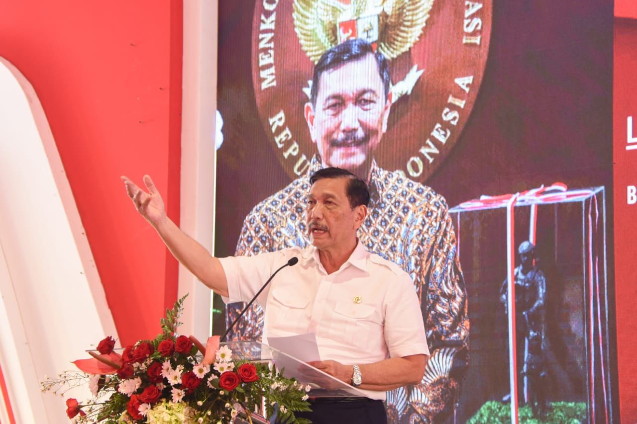 Menteri Koordinator Bidang Kemaritiman dan Investasi Luhut Binsar Pandjaitan melakukan kunjungan kerja di lokasi pembangunan bandara internasional Dhoho Kediri, Selasa (30/11/2021)