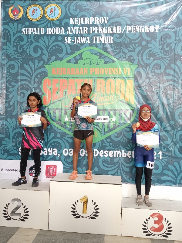 Atlet andalan Kabupaten Gresik May Annaya Syahputri (Memey/tengah) naik podium menerima emas Kejurprov 2021 di arena GBT. SP/Grs