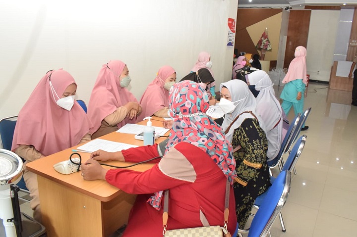 Seorang ibu tengah memanfaatkan layanan KB di Lamongan. SP/MUHAJIRIN KASRUN