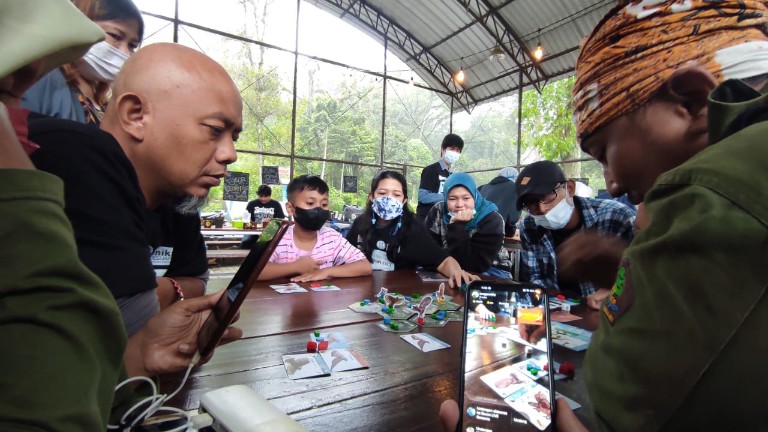 Sejumlah orang sedang mencoba melakukan playtest perdana Game Board Eagle Dance dengan tema The Majestic Flight of Javan Hawk Eagle di Kan Kopi, OWA Cangar, Taman Hutan Raya Raden Soerjo, Batu-Mojokerto. SP/Dwy AS