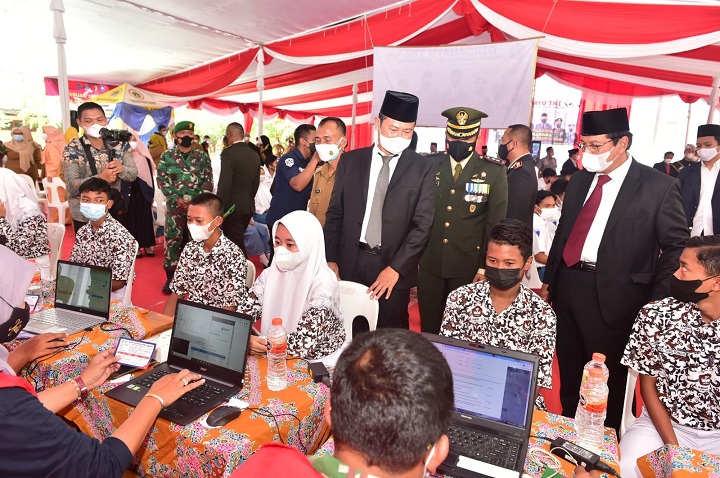 Bupati bersama Forkopimda mengecek vaksinasi yang terus dilakukan sampai ke pelosok desa. SP/MUHAJIRIN KASRUN