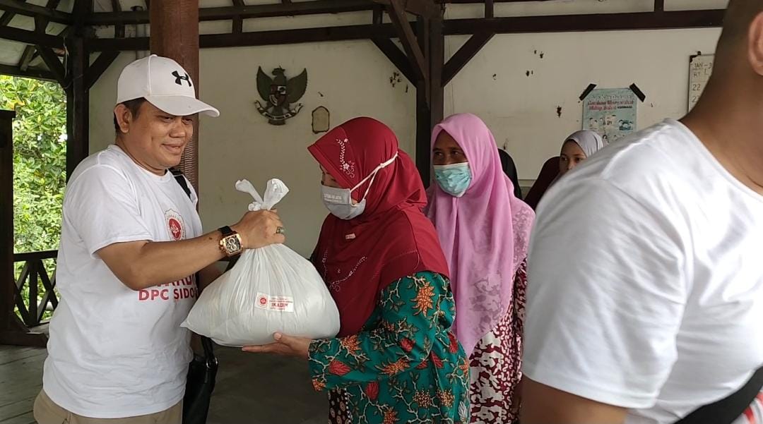 Ketua Panitia Baksos Ikadin Sidoarjo Andry Ermawan serahkan bantuan sembako ke warga terpencil