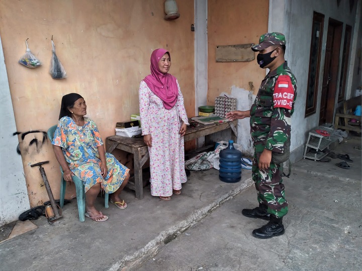 Seorang anggota Babinsa di Lamongan meminta saat bertemu dengan masyarakat binaanya dan ia meminta warga tertib menerapkan prokes. SP/MUHAJIRIN KASRUN