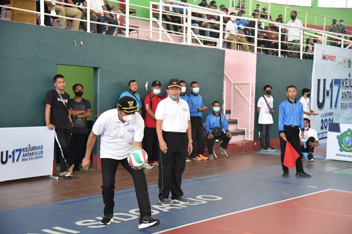 Wabup Sidoarjo Subandi melempar bola volley saat pembukaan Kejurnas. SP/Sugeng Purnomo