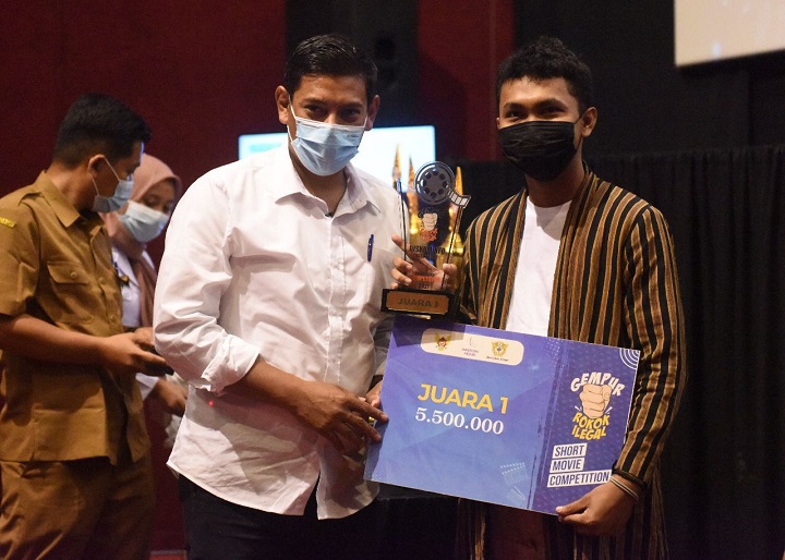 Wali Kota Kediri Abdullah Abu Bakar memberikan piala penghargaan kepada para pemenang Short Movie Competition 2021 Gempur Rokok Ilegal