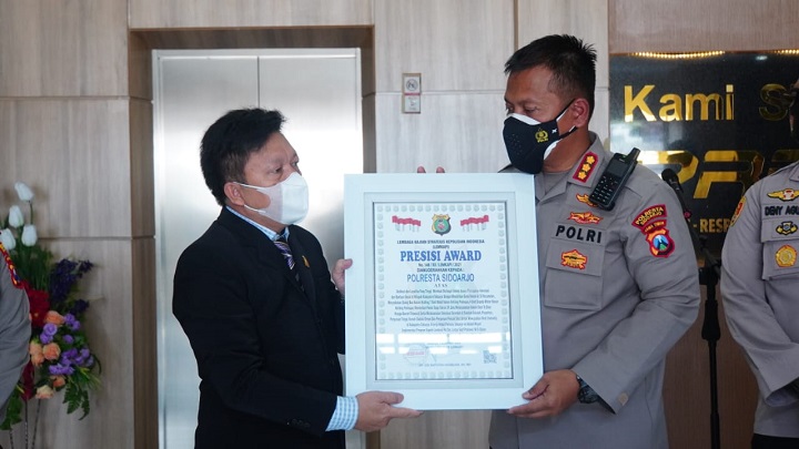 Direktur Eksekutif Lemkapi Edi Saputra Hasibuan memberikan penghargaan kepada Polresta Sidoarjo. 