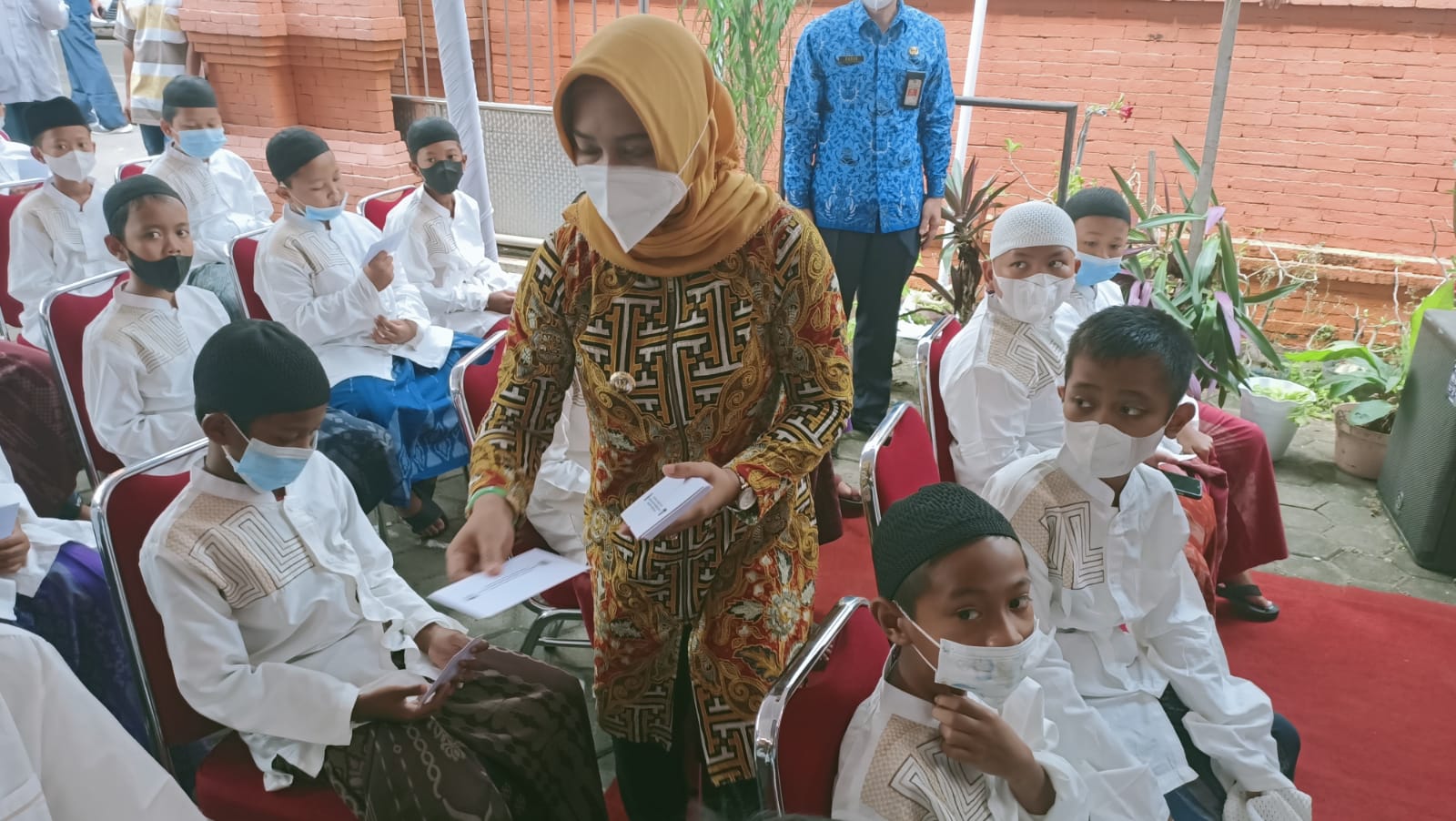 Wali Kota Mojokerto, Ika Puspitasari saat menghadiri acara Khitan Massal  di kantor sekretariat Korpri Kota Mojokerto, Rabu (8/12/2021) pagi. SP/Dwy AS