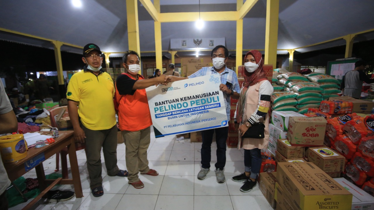 Penyerahan secara simbolik bantuan kemanusiaan pelindo peduli kepada korban erupsi gunung Semeru. SP/Humas Pelindo