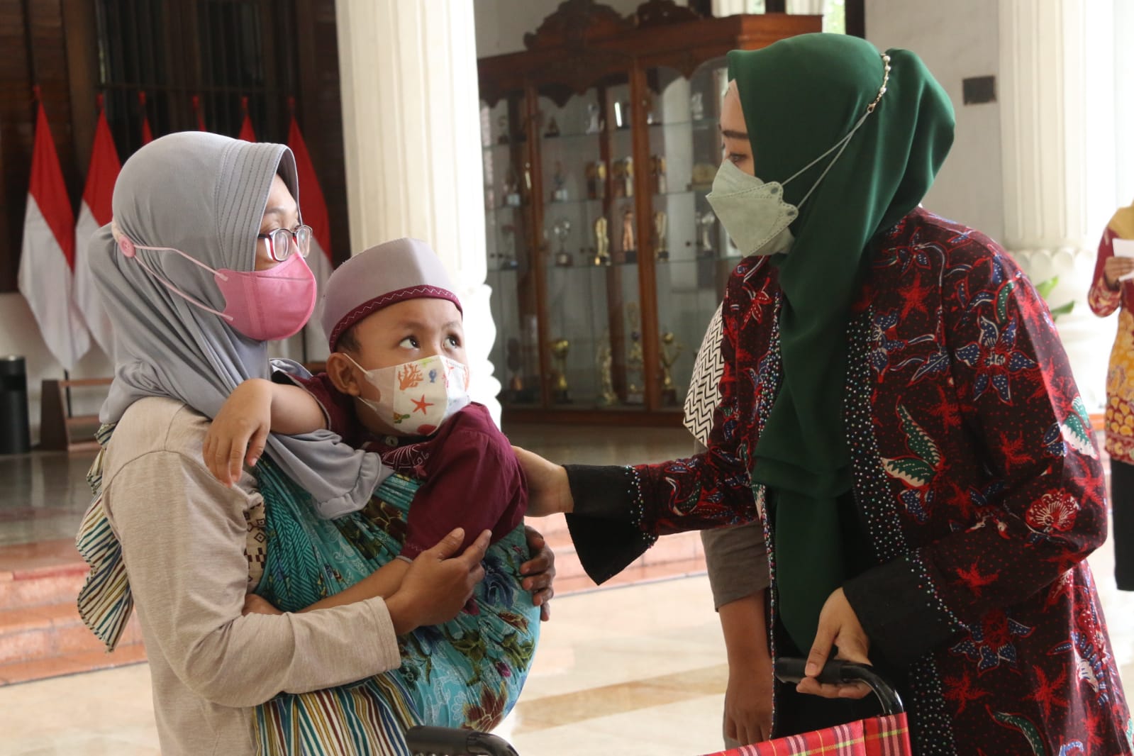 Ketua PKK Sidoarjo Ning Sasha saat berdialog dengan ibu dan putranya penerima bantuan penunjang pendidikan