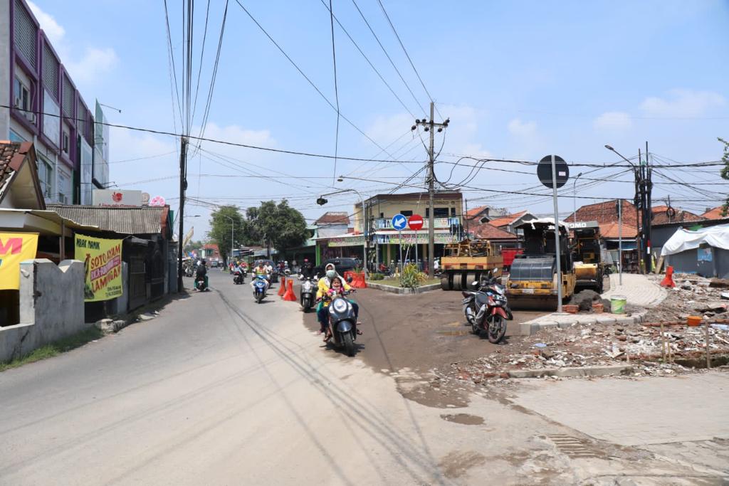 Pelebaran Jl Suko yang terus dikebut pekerjaannya