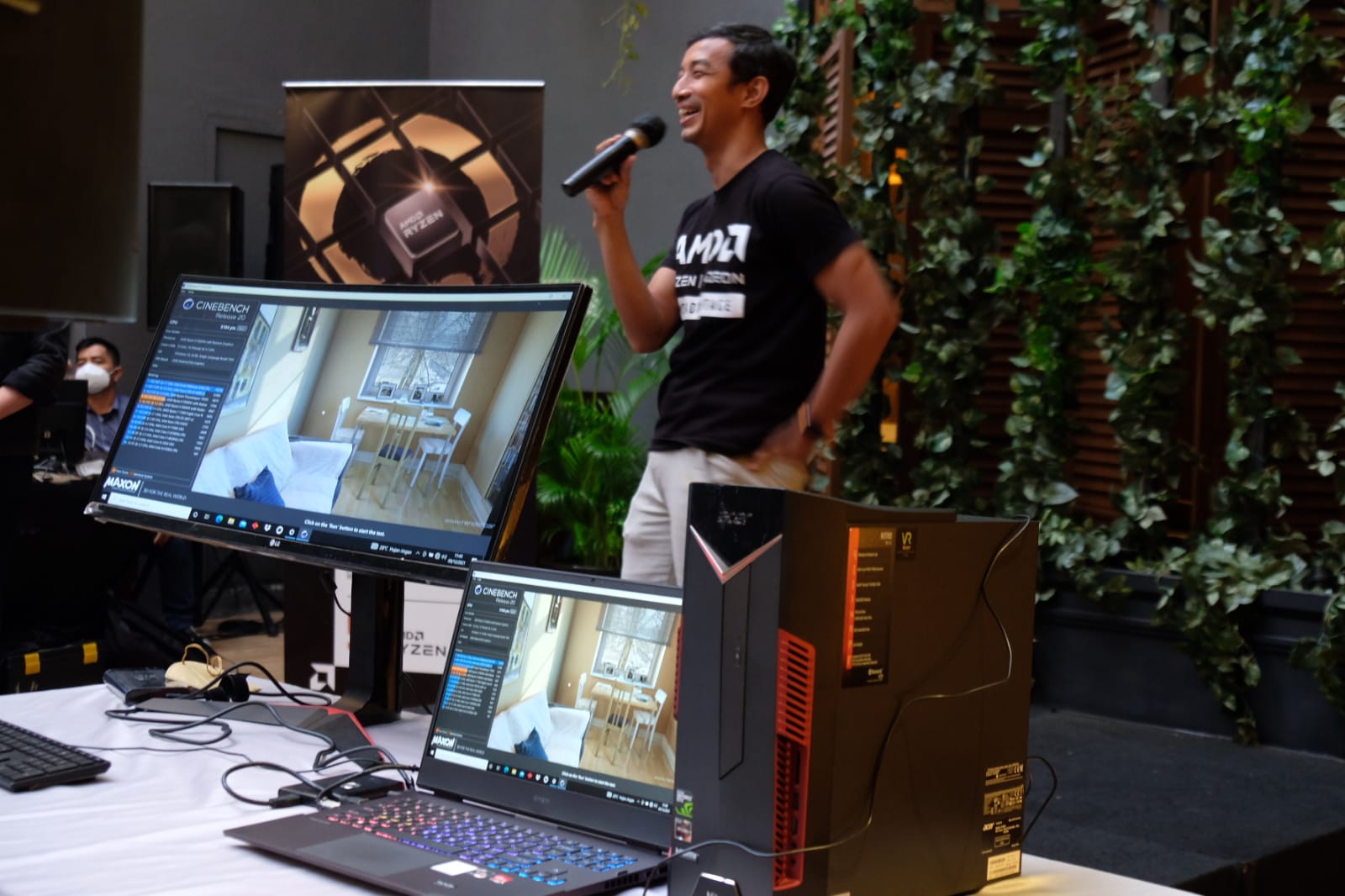 Product and Retail Enablement, AMD Indonesia, Donnie Brahmandika yang mempresentasikan kilas balik perjalanan AMD Ryzen Mobile selama 2021. 