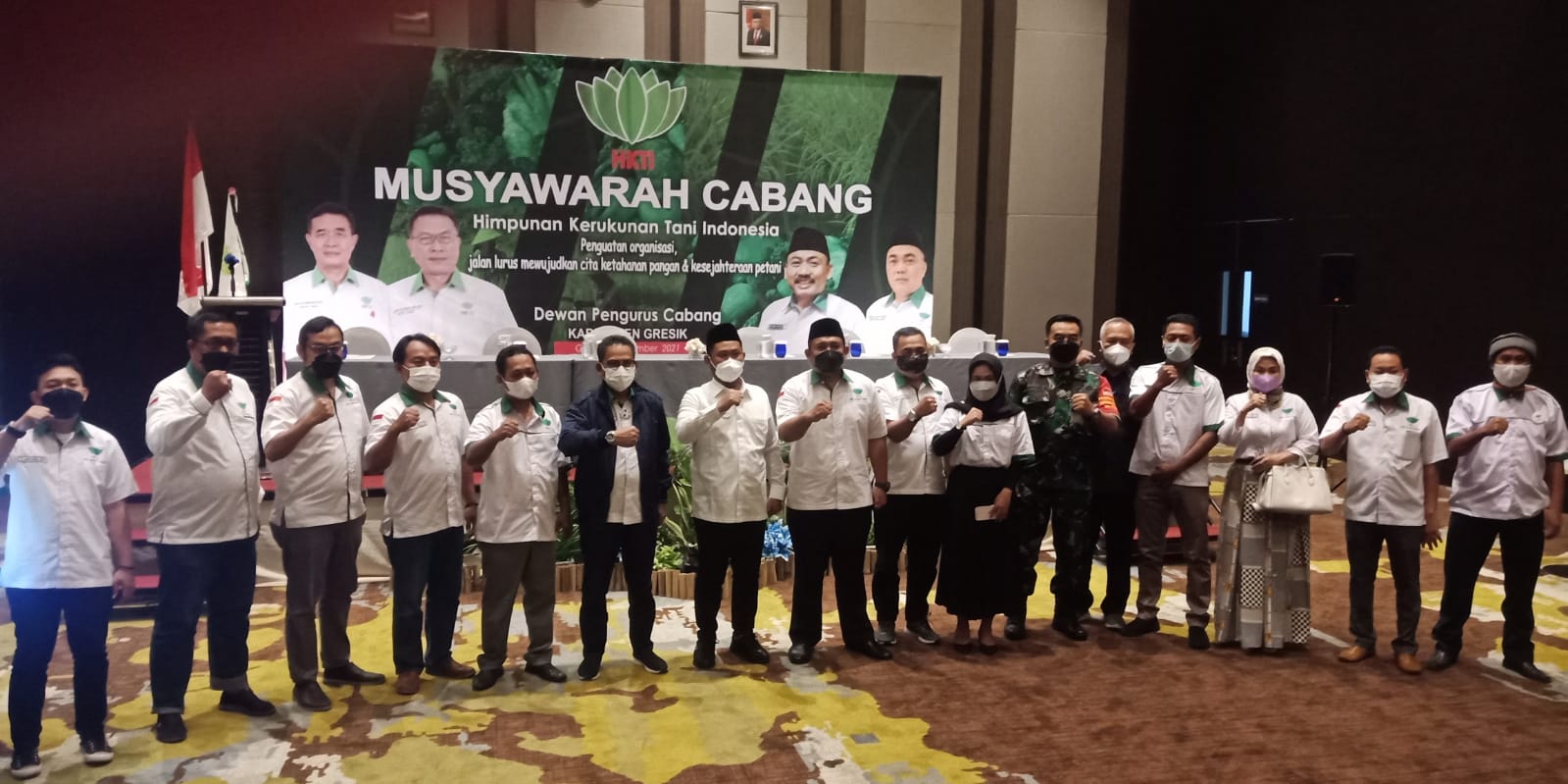 Bupati Fandi Akhmad Yani berfoto bersama panitia Muscab HKTI Cabang Gresik usai membuka kegiatan muscab. SP/Grs