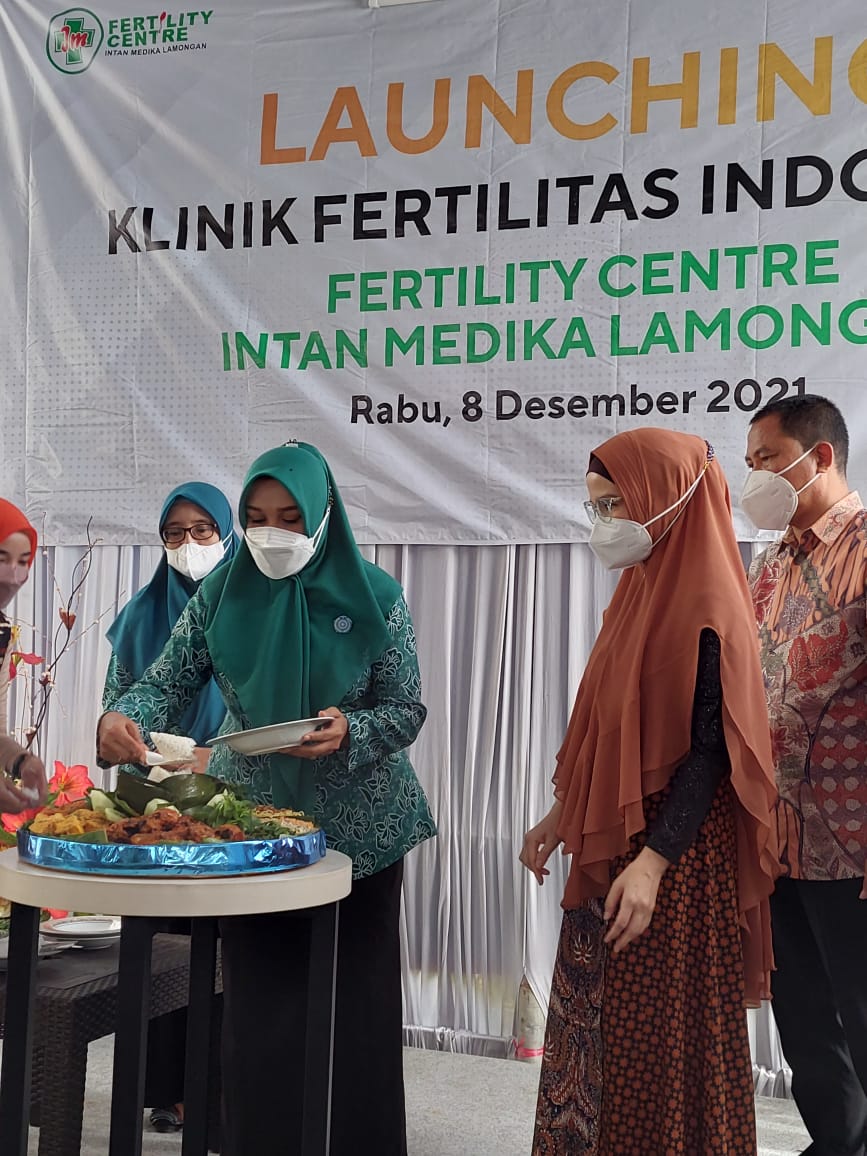 Ketua TP PKK Anis Yuhronur Efendi saat memotong tumpeng dalam peresmian klinik FIIMFC di Lamongan. SP/MUHAJIRIN KASRUN