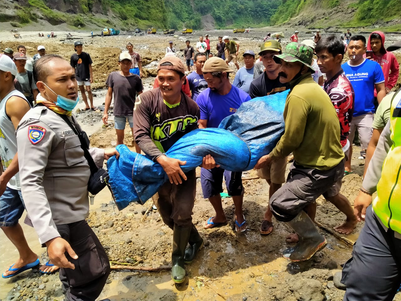 Petugas mengevakuasi jenazah korban. SP/Hadi Lestariono