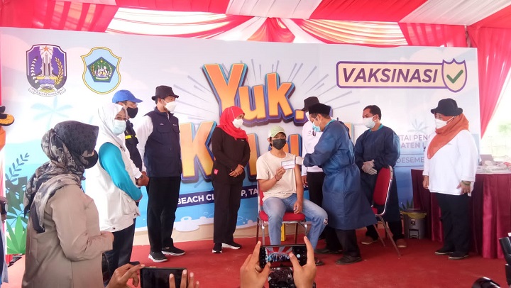 Gubernur Jawa Timur Khofifah Indar Parawansa saat melihat langsung pelaksanaan vaksin di Pantura Lamongan. SP/MUHAJIRIN KASRUN