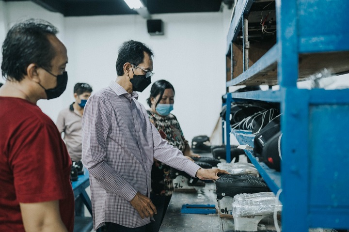 Ketua DPRD (Dewan Perwakilan Rakyat Daerah) Kota Surabaya, Adi Sutarwijono saat mengunjungi Rumah Produksi Kelompok Usaha Bersama Mampu Jaya di Jalan. Kupang Gunung, Putat Jaya Sawahan. 