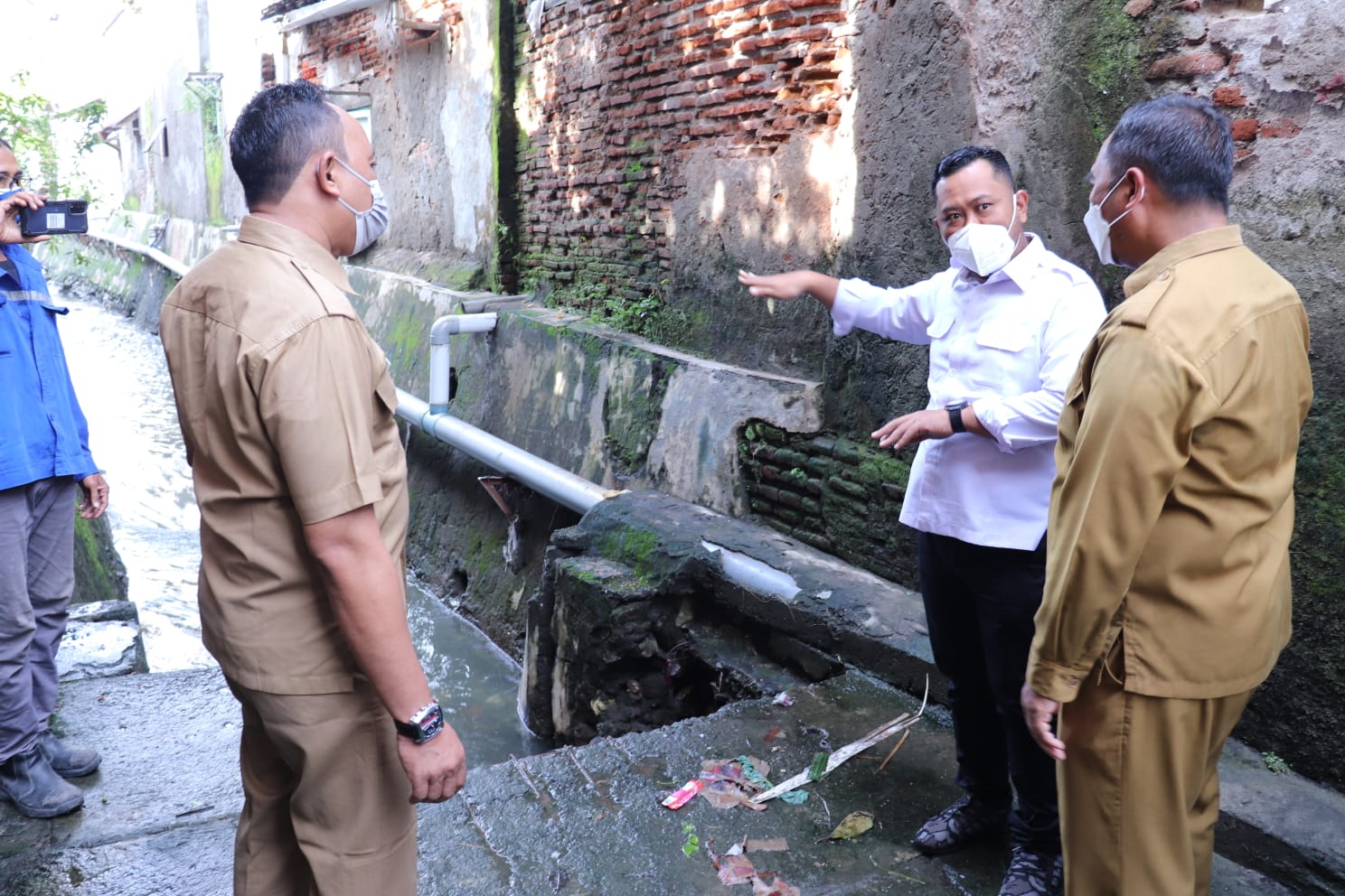 Bupati Gus Yani meninjau sebuah saluran air di Jalan Samanhudi didampingi Sekda Gresik Achmad Washil Miftahul Arifin dan Camat Gresik Agung Endro Dwi Setyo Utomo. SP/Grs