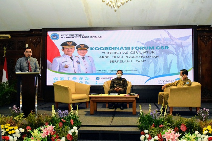 Ketua Forum Pelaksana Bulan CSR Lamongan, Sigit Tri Atmoko memberikan sambutan dalam forum yang dihadiri 56 perusahaan.SP/MUHAJIRIN KASRUN