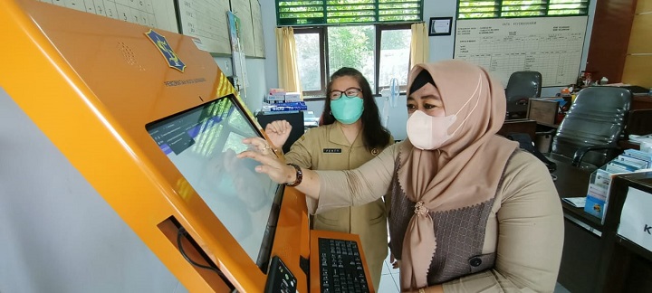 Wakil Ketua DPRD (Dewan Perwakilan Rakyat Daerah ) Surabaya Laila Mufidah saat melakukan sidak ke kantor kelurahan