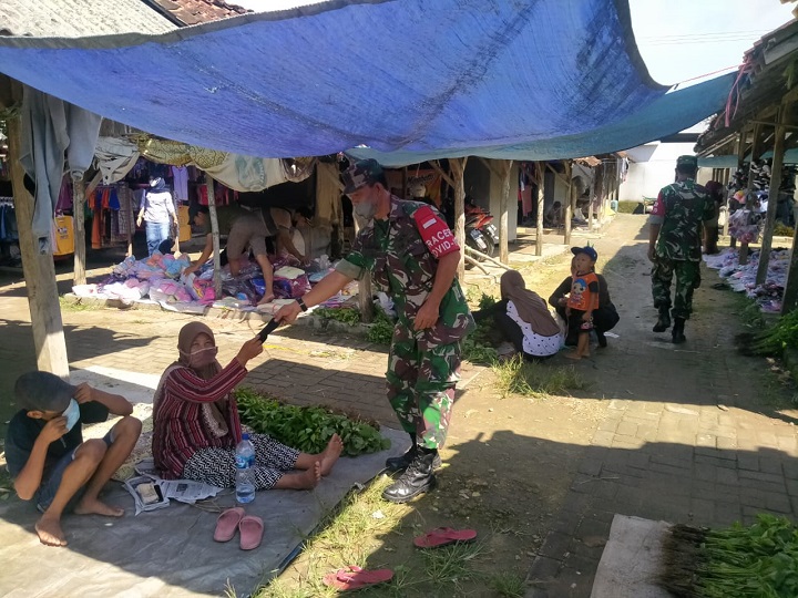 Seorang prajurit TNI ini tengah bosan untuk Kampanyekan taat prokes, dan memberi masker kepada pedagang. SP/MUHAJIRIN KASRUN
