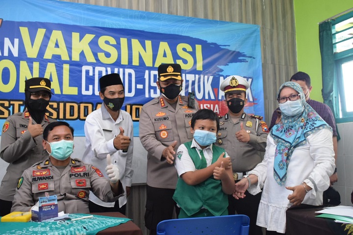 Kapolresta Sidoarjo meninjau vaksinasi di Madrasah Ibtidaiyah Negeri 2, Sedati, Sidoarjo, Selasa (14/12/2021). SP/Sugeng Purnomo