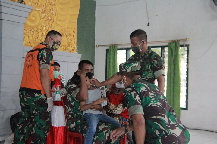 Anak-anak prajurit TNI Lamongan ini tengah disuntik vaksin. SP/MUHAJIRIN KASRUN