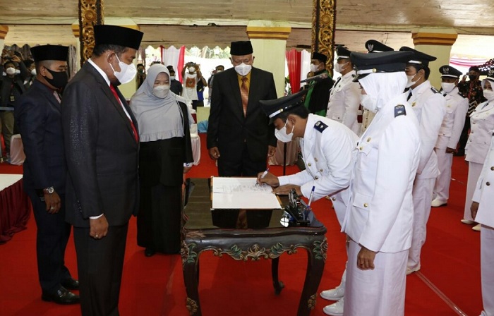 Pelantikan Kepala Desa terpilih hasil Pilkades serentak tahun 2021 atau PAW digelar secara langsung  di Pendopo Agung Keraton Sumenep, pada Kamis (16/12/201). SP/AR