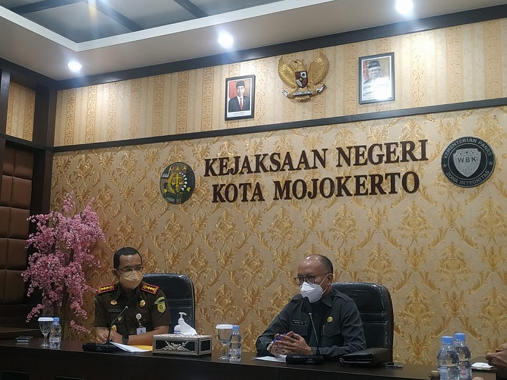 Kepala BPKPD Kota Mojokerto, Agung Moeljono dan Kepala Kejaksaan Negeri Kota Mojokerto, Agustinus Herimulyanto saat kesepakatan kerjasama terkait optimalisasi pendapatan daerah. SP/Dwy AS