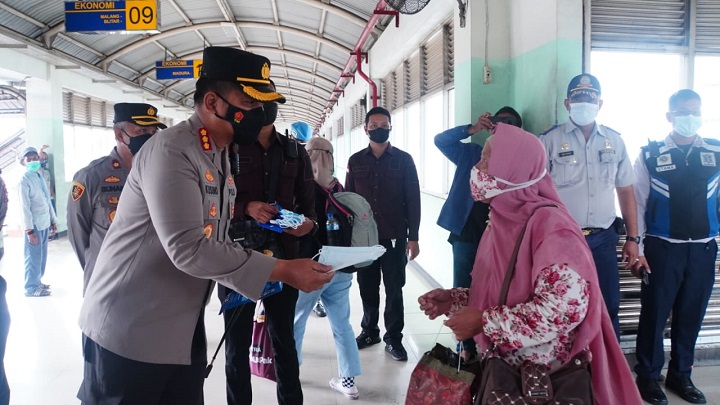 Kapolresta Sidoarjo Kombes Pol. Kusumo Wahyu Bintoro mengecek penerapan prokes di terminal Purabaya. SP/Sugeng Purnomo