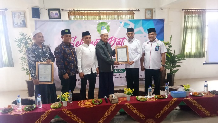 KH. Abdul Ghofur saat menerima sertifikat paten dari DJKI Kemenkumham Ir Razilu. SP/MUHAJIRIN KASRUN