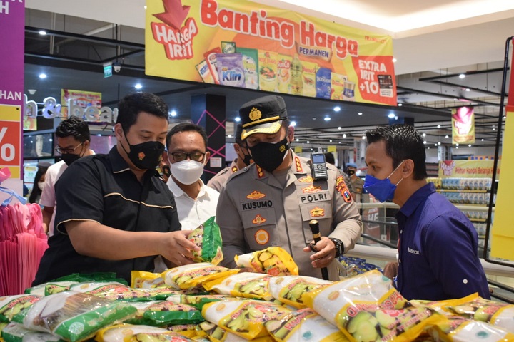 Kapolresta Sidoarjo Kombes Pol. Kusumo Wahyu Bintoro saat melakukan sidak di tempat perbelanjaan di Sidoarjo. SP/Sugeng Purnomo