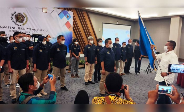 Ketua PWI Jatim Lutfil Hakim ketika melantik kepengurusan PWI Mojokerto periode 2021-2024. Berharap agar menjaga marwah pers dan persatuan.  SP/Dwy AS