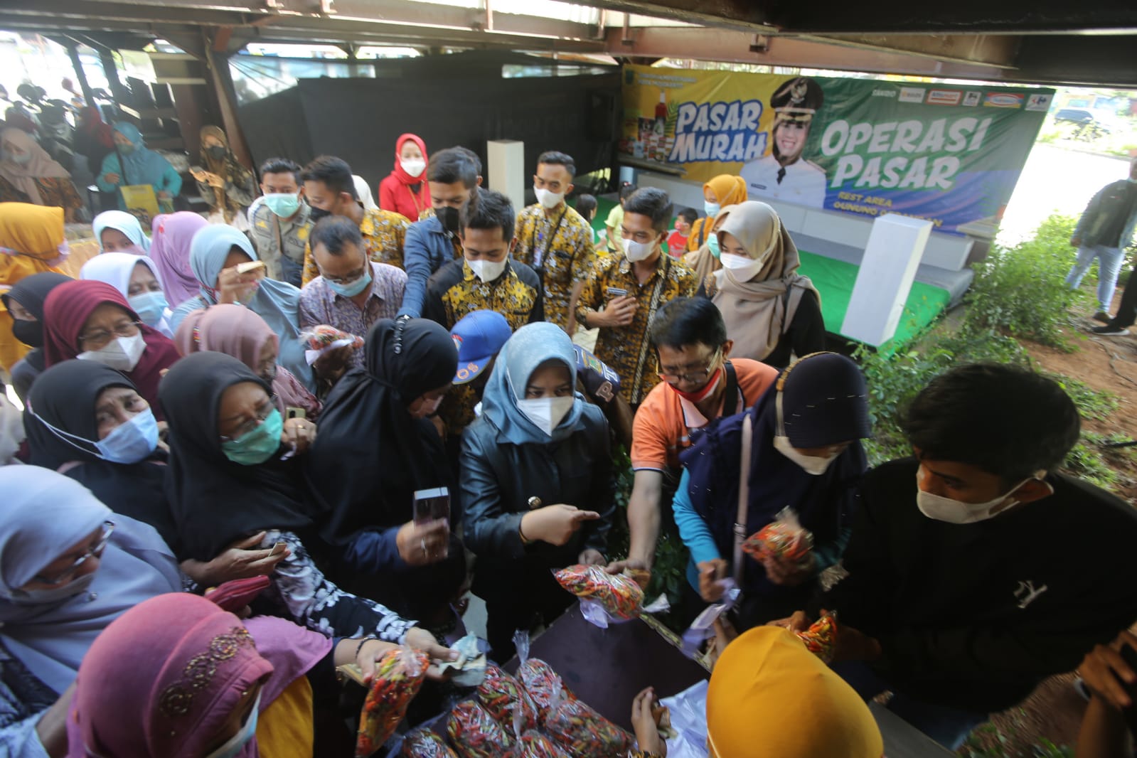 Warga Kota Mojokerto rela antre demi operasi pasar Cabai dan Sembako murah. SP/Dwi AS