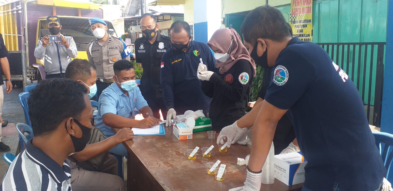 Kegiatan tes urine terhadap sopir dan kernet bus yang digelar Polres Blitar. SP/Hadi Lestariono