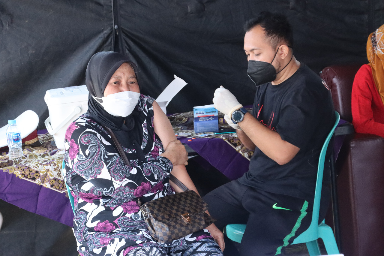 Pengguna jalan dan masyarakat yang belum divaksin mendapatkan vaksin di sekitar Pos Pam Nataru. SP/Hadi Lestariono