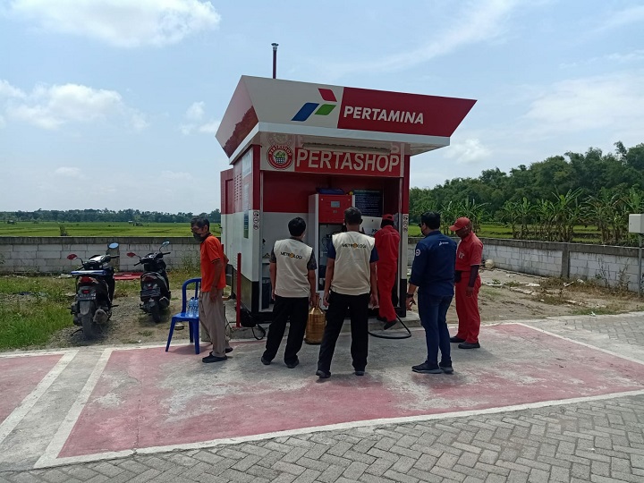 Tim dari Disperindag saat melakukan alat ukur atau Unit Metrologi Legal (UML) untuk SPBU. SP/MUHAJIRIN KASRUN