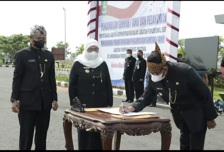 Bupati Sumenep, Achmad Fauzi SH.MH melantik 24 pejabat tinggi pratama (PTP) di Bandara Trunojoyo Kab. Sumenep ( ft. Ainur Rahman/ SP)