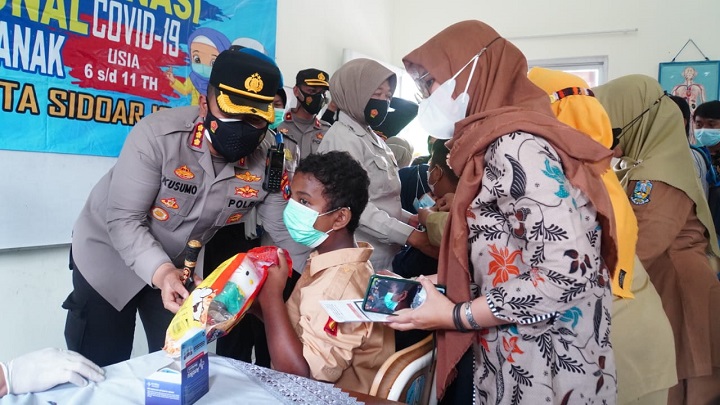 Kapolresta Sidoarjo Kombes Pol. Kusumo Wahyu Bintoro memantau vaksinasi di SLB Dharma Wanita Sidoarjo, Senin (3/1/2022). SP/Sugeng Purnomo