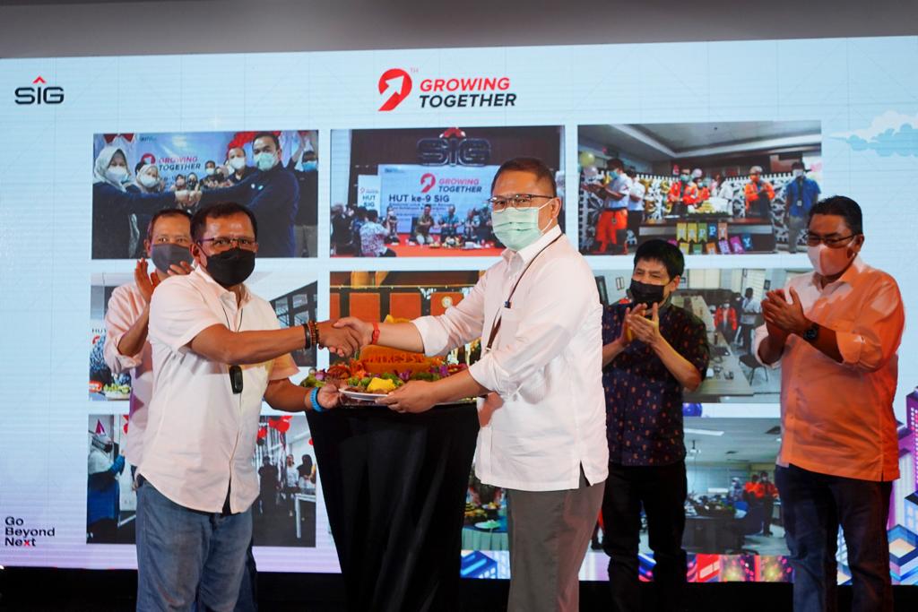 Komisaris Utama SIG, Rudiantara (Kanan) menyerahkan potongan tumpeng kepada Direktur Utama SIG, Donny Arsal pada peringatan HUT ke-9 SIG yang digelar di Jakarta pada Jumat (7/1). SP/SIG