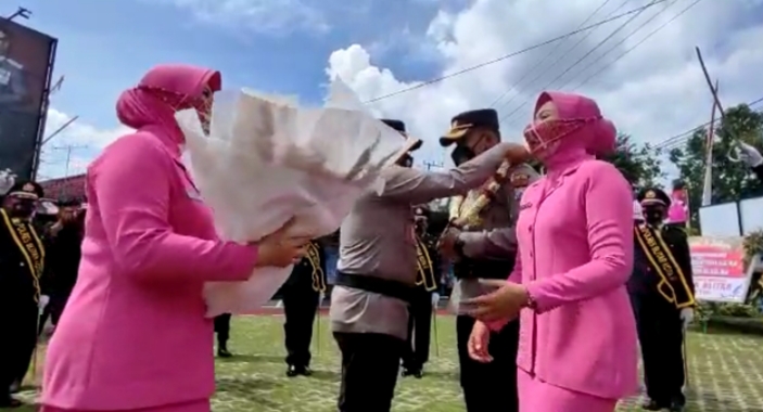 Upacara pisah sambut Kapolres Blitar Kota yang baru di halaman Mapolres Blitar Kota. SP/Hadi Lestariono