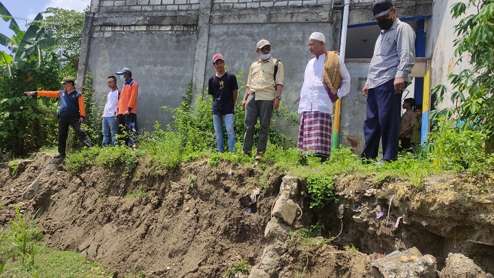 Kondisi bibir sungai yang sliding 50 meter. SP/MUHAJIRIN KASRUN